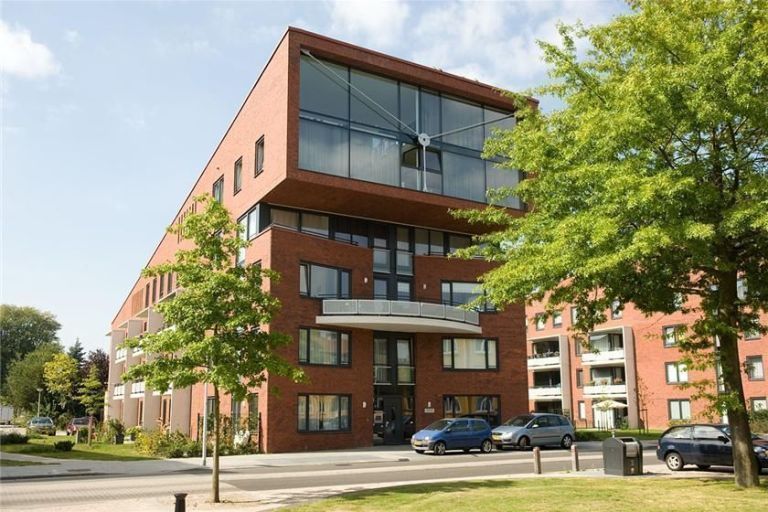 S.L. Louwesstraat 104